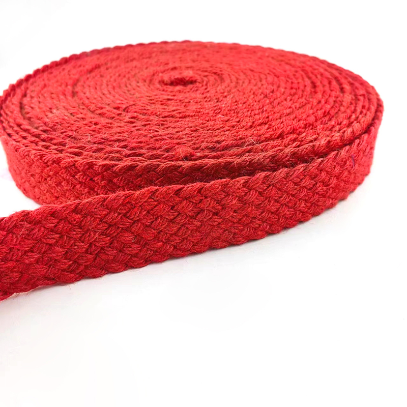 Duurzaam gebreide gordel van rood haringbeen van jute met kleurrijke geweven linten
