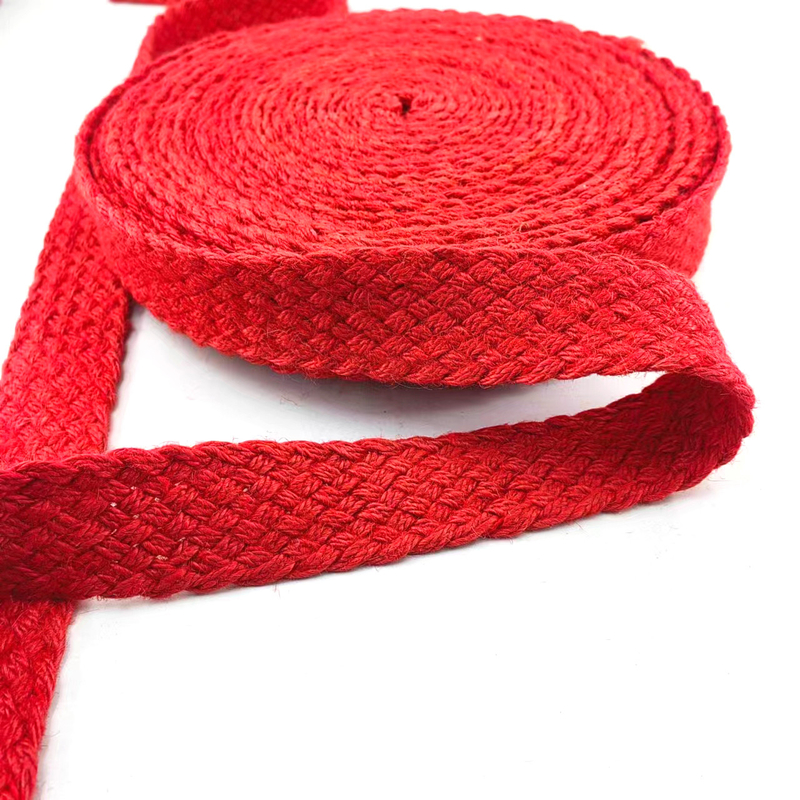 Duurzaam gebreide gordel van rood haringbeen van jute met kleurrijke geweven linten
