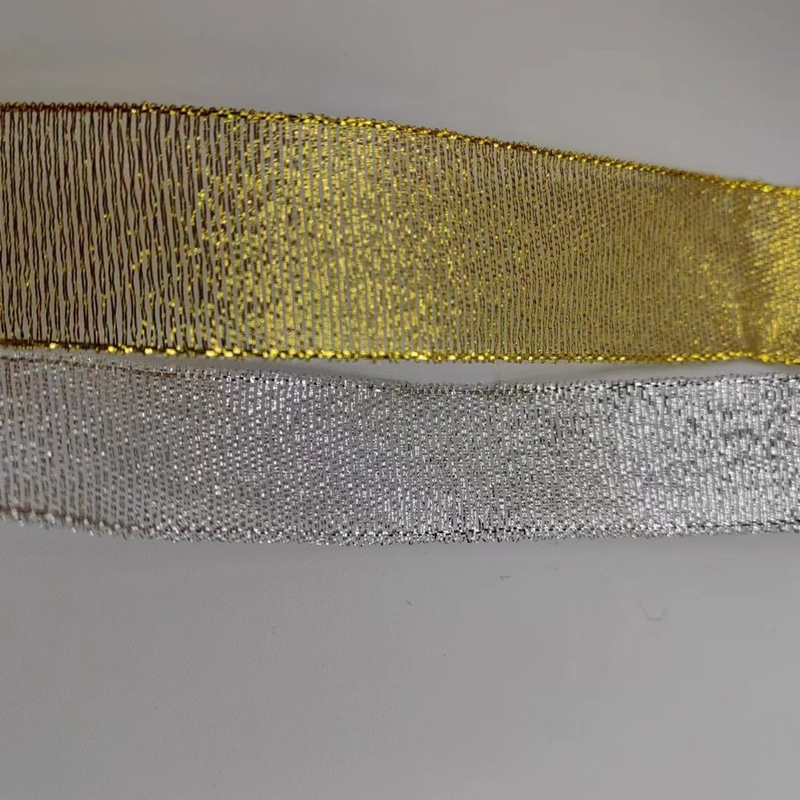 Persoonlijke kleuren en gouden uien lint De ideale decoratie voor de kersttas