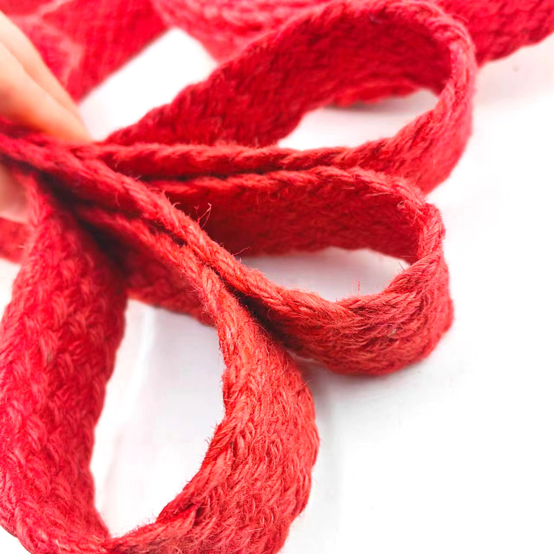 Duurzaam gebreide gordel van rood haringbeen van jute met kleurrijke geweven linten