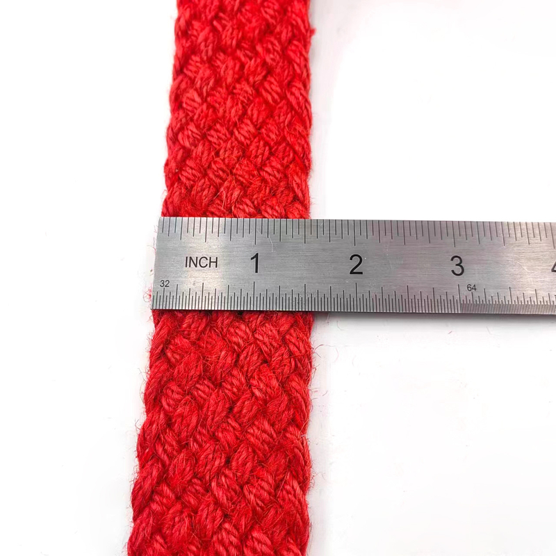 Duurzaam gebreide gordel van rood haringbeen van jute met kleurrijke geweven linten