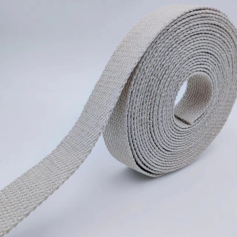 Productie van gepersonaliseerde kleuren van zuivere hennep kledingstukken met een eenvoudig ontwerp