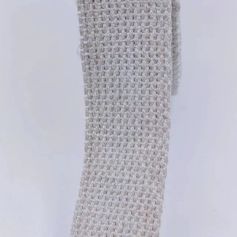 Productie van gepersonaliseerde kleuren van zuivere hennep kledingstukken met een eenvoudig ontwerp